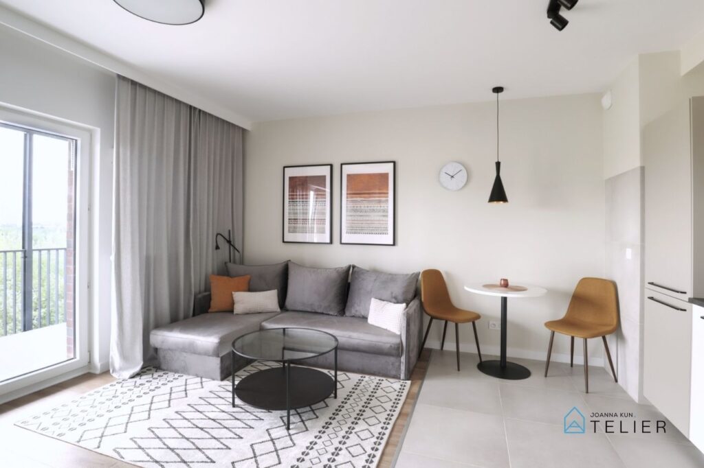 zdjęcie salonu z szarą sofą mieszkanie na wynajem