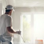 zdjęcie malarza w jasnym pomieszczeniu w trakcie remontu