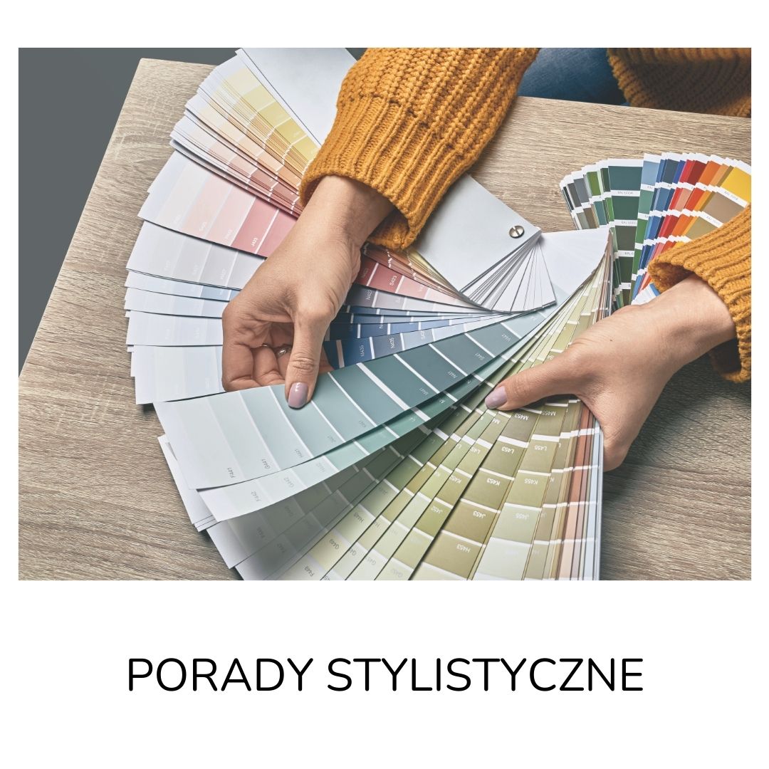 ręce kobiety z rozłożonym wzornikiem kolorów